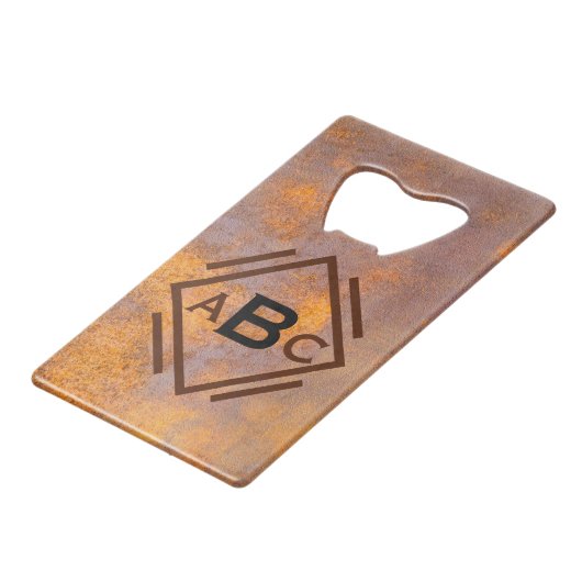 Rusty Steel Monogram Kredietkaart Flessenopener (Voorkant Gekanteld)