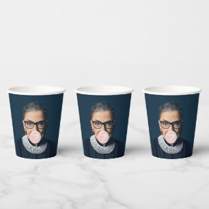 Ruth Bader Ginsburg Blaast Roze Kauwgom Bubbel Papieren Bekers