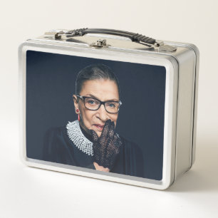 Ruth Bader Ginsburg met handschoen
