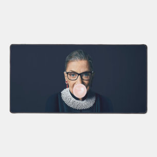 Ruth Bader Ginsburg souffler rose bulle gomme