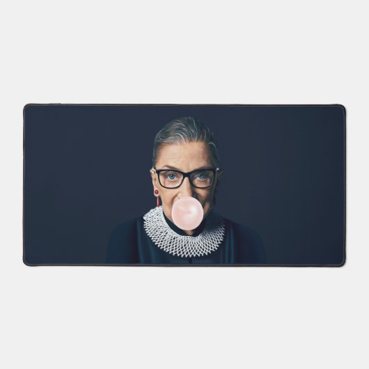 Ruth Bader Ginsburg souffler rose bulle gomme (Recto)