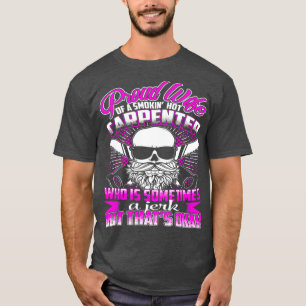 Ruw vrouw van een rokerhete Carpenter T-shirt