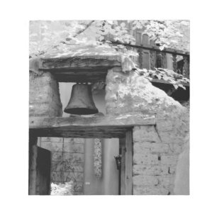 Ruwe adobe bel in entree, Santa Fe, New Notitieblok