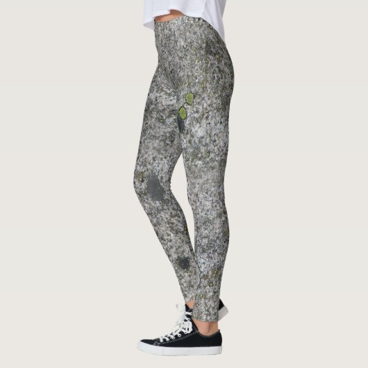 Ruwe Geologie Grijze Granite Rock textuur met Moss Leggings (Links)
