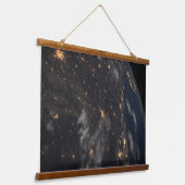 's Avonds licht de stad op de planeet aarde Hangend Wandkleed (Gebogen)