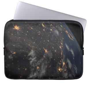 's Avonds licht de stad op de planeet aarde Laptop Sleeve