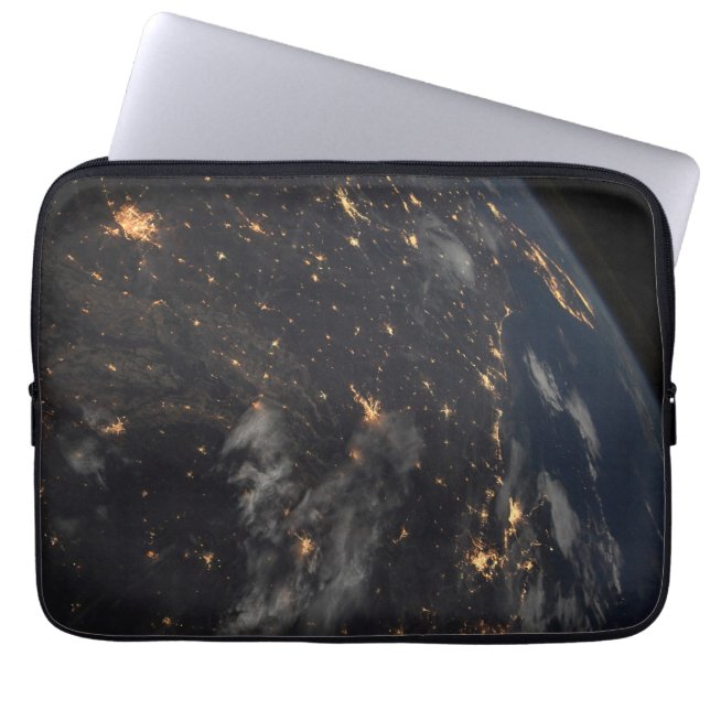 's Avonds licht de stad op de planeet aarde Laptop Sleeve (Voorkant)