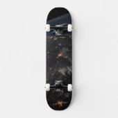 's Avonds licht de stad op de planeet aarde Skateboard (Voorkant)