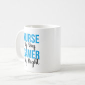 's Nachts zuster tegen dag gamer Koffiemok (Voorkant links)