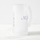 Sa tasse décorée d'un monogramme (Devant droit)