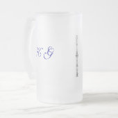 Sa tasse décorée d'un monogramme (Devant gauche)