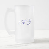 Sa tasse décorée d'un monogramme (Gauche)