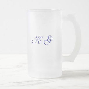 Sa tasse décorée d'un monogramme
