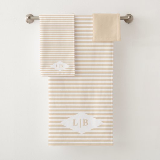Sable Stripes Initiales Serviettes De Bain Ensembl (En situation)