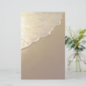 Sable sur la plage et la papeterie d'océan (Debout devant)