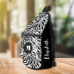 Sac À Bandoulière Chic Zebra Imprimer Monogramme<br><div class="desc">Le motif en zèbre noir et blanc est imprimé sur l'avant de ce sac à élingue avec votre nom sur le côté et votre monogramme initial sur l'avant. Créez-vous pour vous-même ou offrez-en un cadeau.</div>