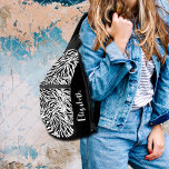 Sac À Bandoulière Chic Zebra Print<br><div class="desc">Le motif en zèbre noir et blanc est imprimé sur l'avant de ce sac à fronde avec votre nom sur le côté. Créez-vous pour vous-même ou offrez-en un cadeau.</div>
