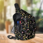 Sac À Bandoulière Fleur sauvage stylé sur noir<br><div class="desc">Ce sac à élingue élégant est doté d'un motif tout-en-un de fleurs sauvages délicats et de votre monogramme initial sur le devant. Trois compartiments zippés peuvent facilement stocker vos clés, portefeuille, téléphone, appareil photo et bien plus encore. Portez-le comme carrosserie ou sur une épaule, et fixez la sangle réglable sur...</div>