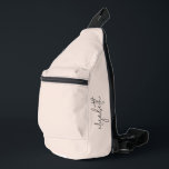 Sac À Bandoulière Monogramme moderne minimaliste élégant<br><div class="desc">Créez un sac à élingue avec votre nom verticalement sur le côté dans un script simple et élégant sur un arrière - plan rose vif. Parfait pour vous-même ou cadeau pour toute occasion.</div>