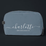 Sac à coudre à vis à vis<br><div class="desc">Ce sac d'accessoires Bridesmaid comporte une typographie manuscrite en écriture blanche avec des swashes sur un arrière - plan bleu ardoise. Présentez à vos demoiselles d'honneur un sac de toilette pour leur maquillage et des petits articles traditionnellement présentés au dîner de répétition, à utiliser tôt le matin avant le mariage....</div>