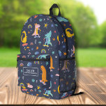 Sac À Dos Imprimé Dinosaure de Skateboard cool Nom des enfants perso<br><div class="desc">Super fun sac à dos avec dinosaures sur skateboards et scooters et le nom de votre enfant. Ajoutez une ligne supplémentaire de texte - numéro de téléphone, nom de l'équipe, dire, etc. - ou supprimez. Assez spacieux pour les livres, l'ordinateur, l'équipement sportif et plus - ou comme un sac de...</div>