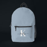 Sac À Dos Imprimé Élégant Monogramme bleu foncé<br><div class="desc">Ce sac à dos bleu poussiéreux simple et élégant avec votre prénom dans une police de script tendance en noir et votre première initiale dans une police casquette moderne en blanc est parfait pour vous. C'est design, tendance et pourtant très classique. Il sera fabuleux pour l'école, la salle de sport,...</div>