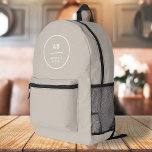 Sac À Dos Imprimé Monogramme Moderne Minimaliste Taupe naturelle<br><div class="desc">Un design personnalisé simple et élégant avec une typographie moderne et une couleur taupe naturelle. Le texte,  y compris votre monogramme,  peut facilement être personnalisé pour rendre un design aussi unique que vous êtes! Le design sur mesure parfait pour un usage personnel ou professionnel !</div>