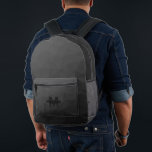 Sac À Dos Imprimé Motif de maillage géométrique gris foncé<br><div class="desc">Sac à dos imprimé en motif de maille géométrique gris foncé. Sacoche d'accessoires de mode cool pour tous. Gris foncé Triangle maillage géométrique avec dégradé clair à foncé. Créez un sac à dos unique et personnalisé avec une touche personnalisée ! Monogramme moderne avec votre initiale et votre nom pour ce...</div>