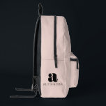 Sac À Dos Imprimé Nom du monogramme rose gras moderne<br><div class="desc">Un monogramme moderne audacieux et une combinaison de nom. Le grand monogramme gras est assorti d'un choix de police moderne et élégant pour votre nom. Créez un design qui montre le monde qui vous êtes.</div>