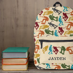 Sac À Dos Imprimé Pour Skateboarders Skateboard Graphics Collage<br><div class="desc">Ce sac à dos personnalisé a un thème de planche à roulettes. Il présente des illustrations de skateboarders en rouge foncé,  orange,  jaune moutarde,  vert,  bleu turquoise et gris charbon de bois contre un arrière - plan à faux grain de bois.</div>