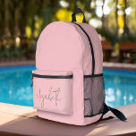 Sac À Dos Imprimé Rose blush tendance - script moderne nom gris<br><div class="desc">Un design minimal avec un arrière - plan rose vif avec un nom dans une police calligraphique manuscrite.</div>
