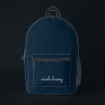Sac À Dos Imprimé Script bleu marine | Moderne Monogramme élégant<br><div class="desc">Un design simple et design personnalisé monogramme dans un décontracté écrit à la main en bleu marine et blanc monochrome frappant. Le monogramme peut facilement être personnalisé pour rendre un design aussi unique que vous êtes ! Le cadeau ou accessoire tendance parfait pour toute occasion.</div>