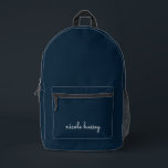 Sac À Dos Imprimé Script bleu marine | Moderne Monogramme élégant<br><div class="desc">Un design simple et design personnalisé monogramme dans un décontracté écrit à la main en bleu marine et blanc monochrome frappant. Le monogramme peut facilement être personnalisé pour rendre un design aussi unique que vous êtes ! Le cadeau ou accessoire tendance parfait pour toute occasion.</div>
