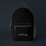 Sac À Dos Imprimé Script noir | Moderne Monogramme élégant<br><div class="desc">Un design simple et design personnalisé monogramme dans un décontracté écrit à la main en bleu marine et blanc monochrome frappant. Le monogramme peut facilement être personnalisé pour rendre un design aussi unique que vous êtes ! Le cadeau ou accessoire tendance parfait pour toute occasion.</div>