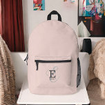 Sac À Dos Imprimé Typographie de Monogramme moderne Blush Pink<br><div class="desc">Un sac à dos doux et féminin en rose pâle avec une disposition stylisée de votre nom et monogramme avec des sérifs classiques et une typographie de script plus ornée dans une symétrie équilibrée. Les trois éléments se fondent dans une harmonie sophistiquée et créent votre propre logo de marque personnelle....</div>