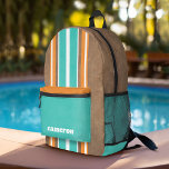Sac À Dos Imprimé Vintage Surfboard Stripes - Subtle Wood Arrière -<br><div class="desc">Un motif rayé coloré et rétro en bleu et orange d'aqua sur un arrière - plan imprimé en faux bois. Un design rayé vintage avec un aspect plage et surf. Ajoutez votre nom pour en faire un sac à dos personnel qui se démarquera parmi vos amis. Le texte est une...</div>