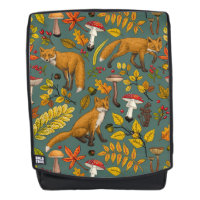 Renard d'automne sur pin vert