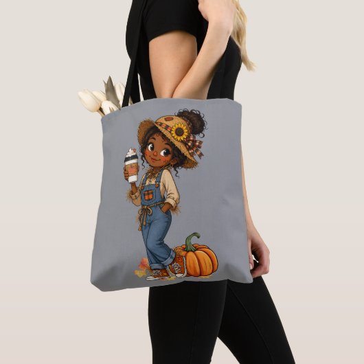 Sac à main d'automne avec une fille épouvantail mi (De près)