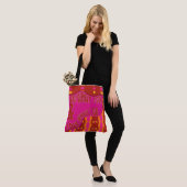 Sac à main marron rose à motifs (Sur le modèle)