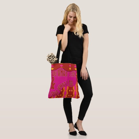 Sac à main marron rose à motifs (Sur le modèle)