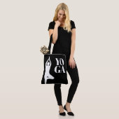 Sac à main noir silhouette de pose d'arbre de yoga (Sur le modèle)