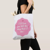 Sac à main rose féminin (De près)