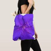 Sac à main vibrant violet – Art botanique audacieu (De près)