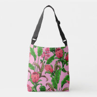 Belles feuilles vertes tropicales avec fleurs roug