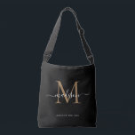 Sac Ajustable Élégant Noir Monogramme Or Girly Nom de script<br><div class="desc">Monogramme d'or noir moderne Elégant Script Nom Crossbody Bag</div>