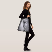 Sac Ajustable Giraffe dans une cityscape (Sur le modèle)