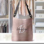 Sac Ajustable Monogramme rose métal brossé or<br><div class="desc">Cet élégant sac carrosserie personnalisé possède un monogramme et un prénom en écriture moderne noir et blanc sur un arrière - plan en métal brossé faux or rose.</div>