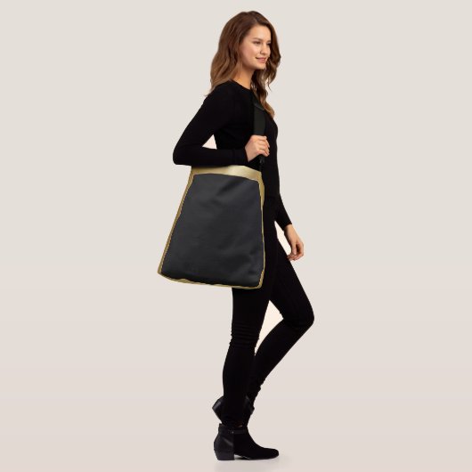 Sac Ajustable Noir avec une bordure dorée, simplicité élégante  (Sur le modèle)