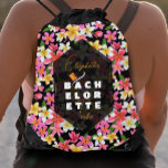 Sac Avec Cordons Bachelorette Tribe Florale<br><div class="desc">La plumeria tropicale hawaïenne fleurs en blanc, jaune et rose sur un arrière - plan noir est prête pour le nom de la mariée en lettres chic avec le mot bachelorette changé en bChaque-elorette tribu sur une couche noire transparente. Sacoche cadeau parfaite pour votre tribu nuptiale ! CORRESPONDANCE d'objets dans...</div>