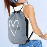 Sac Avec Cordons Coeur Chic Personnalisé Dusty Blue<br><div class="desc">Ce sac à cordes bleu pâle et poussiéreux est personnalisé avec votre nom dans une police simple sur un grand coeur blanc. Idéal pour vous-même, pour vos demoiselles d'honneur, club de lecture, cadeau de remise de diplômes, cadeau d'anniversaire, cadeau d'enseignant ou toute occasion. PLUS de couleurs et d'objets dans notre...</div>